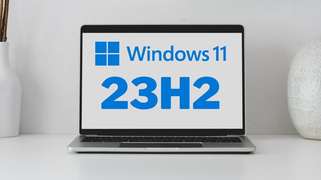 Ordenador con Windows 11 23H2 en pantalla