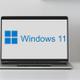 Ordenador portátil con el logo de Windows 11