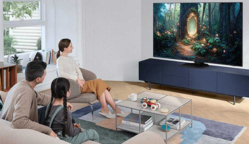 Familia viendo la televisión Samsung 55QN85C
