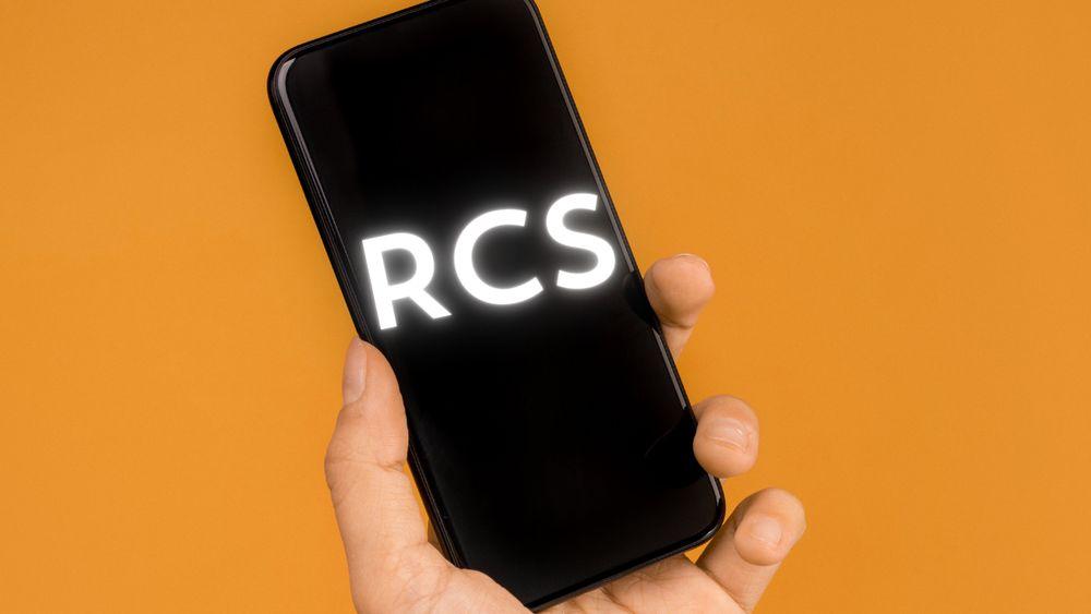 Smartphone con RCS en la pantalla