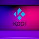 Logo de Kodi en TV violeta