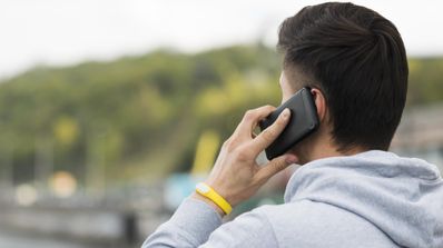 hombre hablado por teléfono