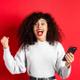 Vodafone mujer emocionada oferta móviles Cyber Week
