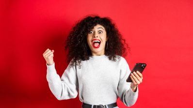 Vodafone mujer emocionada oferta móviles Cyber Week