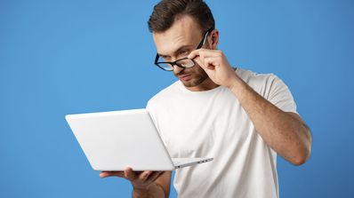hombre revisando la pantalla del PC