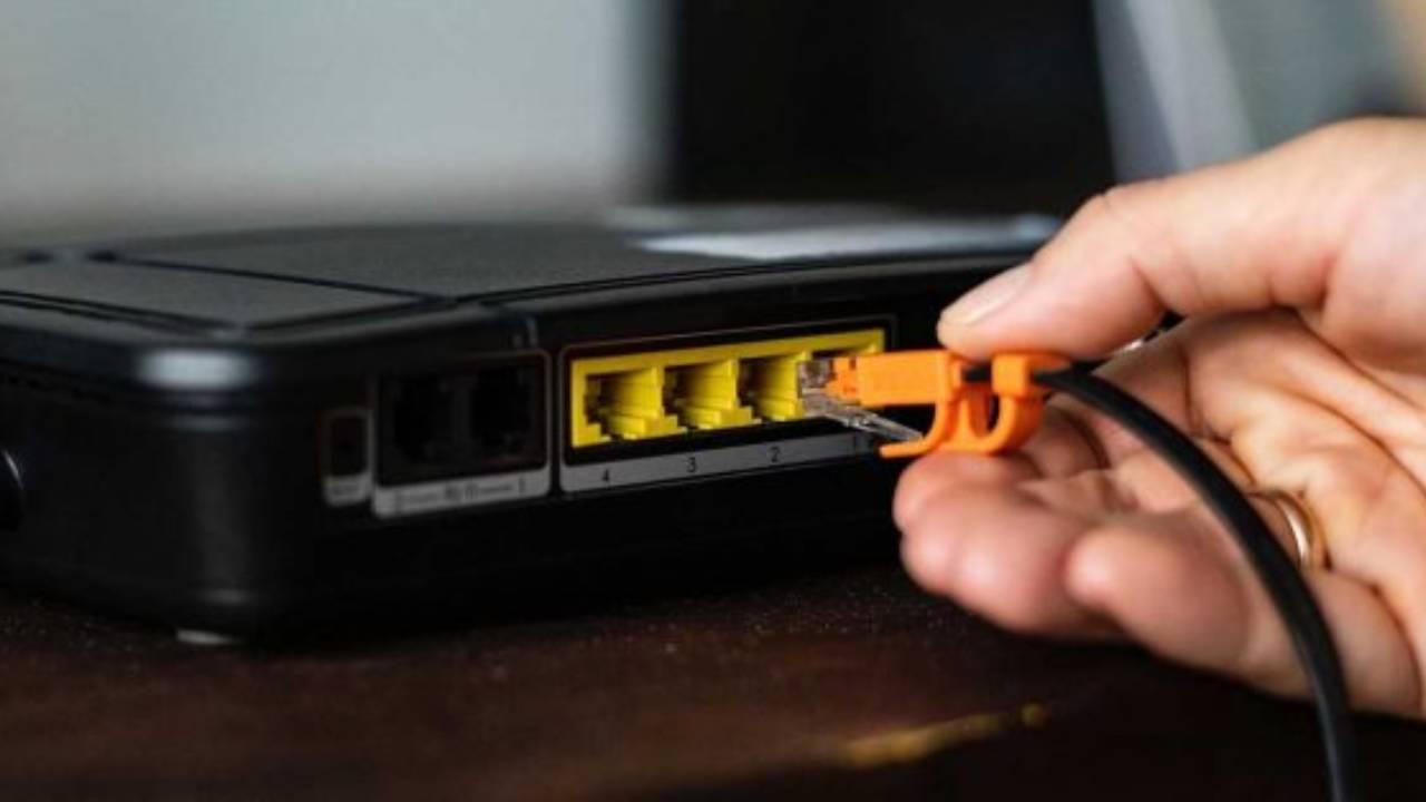 router conectando latiguillo de red