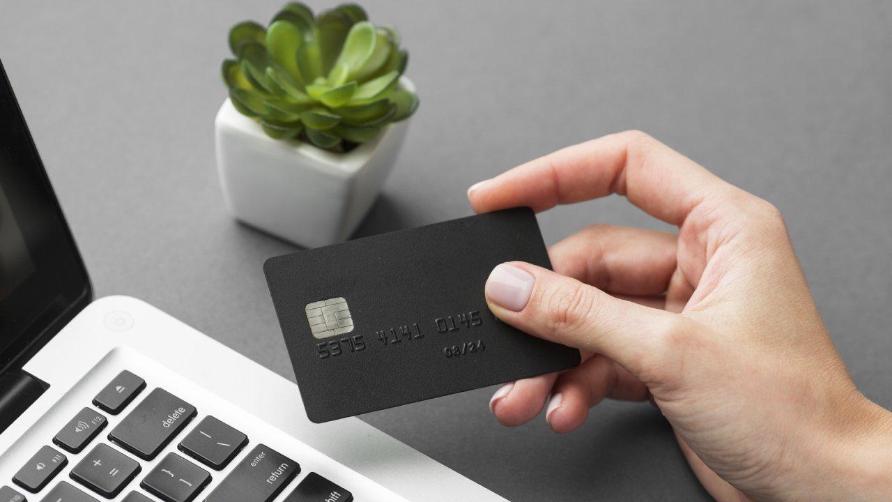 tarjeta de crédito y un ordenador portátil