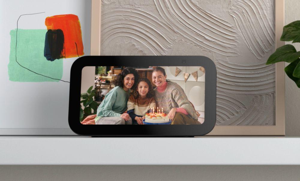 Un Altavoz inteligente Amazon Echo con pantalla mostrando fotos