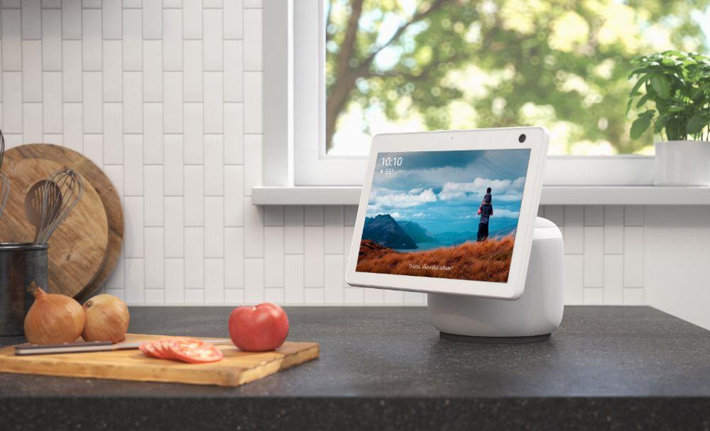Un altavoz inteligente Amazon Echo con Alexa en la cocina