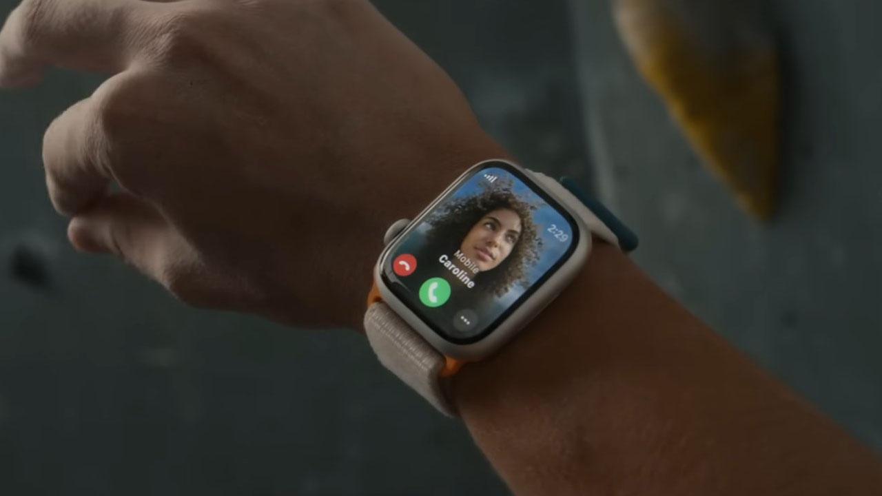 reloj apple watch en muñeca de persona