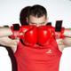 Un boxeador se protege la cara con los guantes