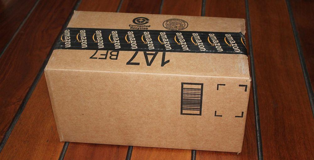 Paquete de Amazon esperando en el suelo