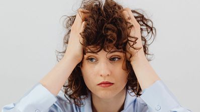 Chica preocupada con cara de indiferencia