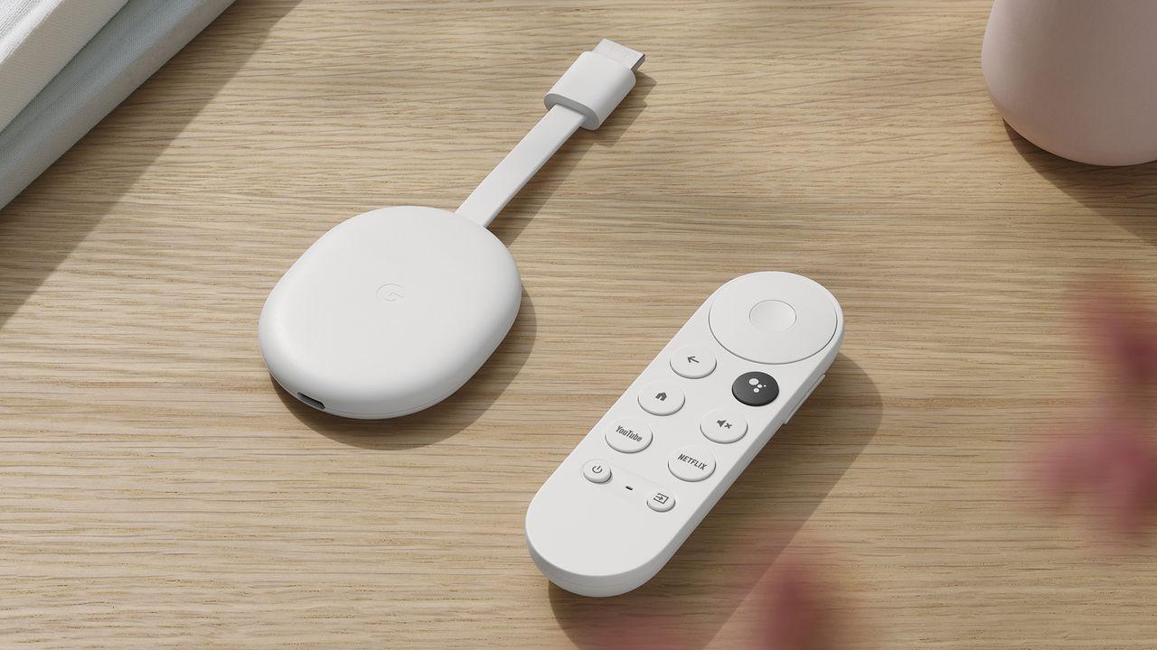 El Chromecast y su mando sobre una mesa