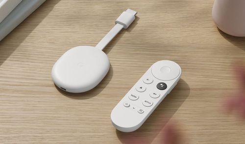 El Chromecast y su mando sobre una mesa