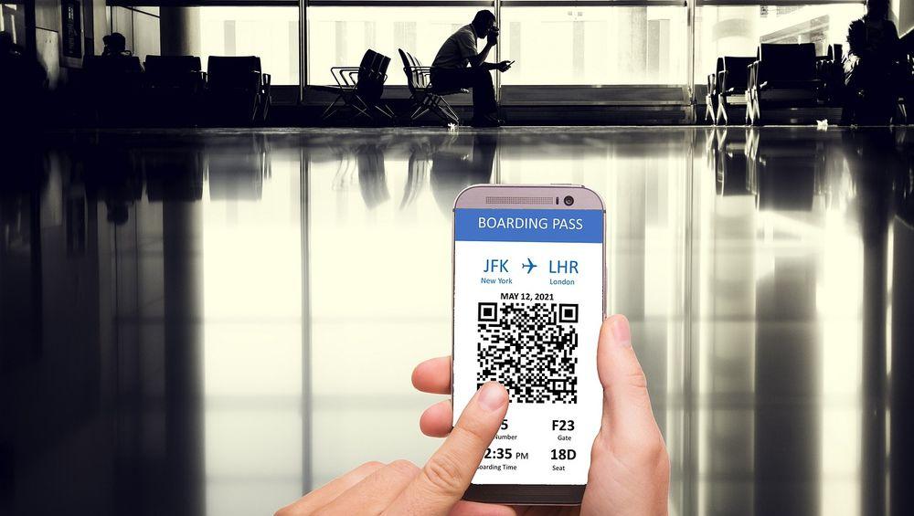 Uso de móvil para leer un código QR en el aeropuerto