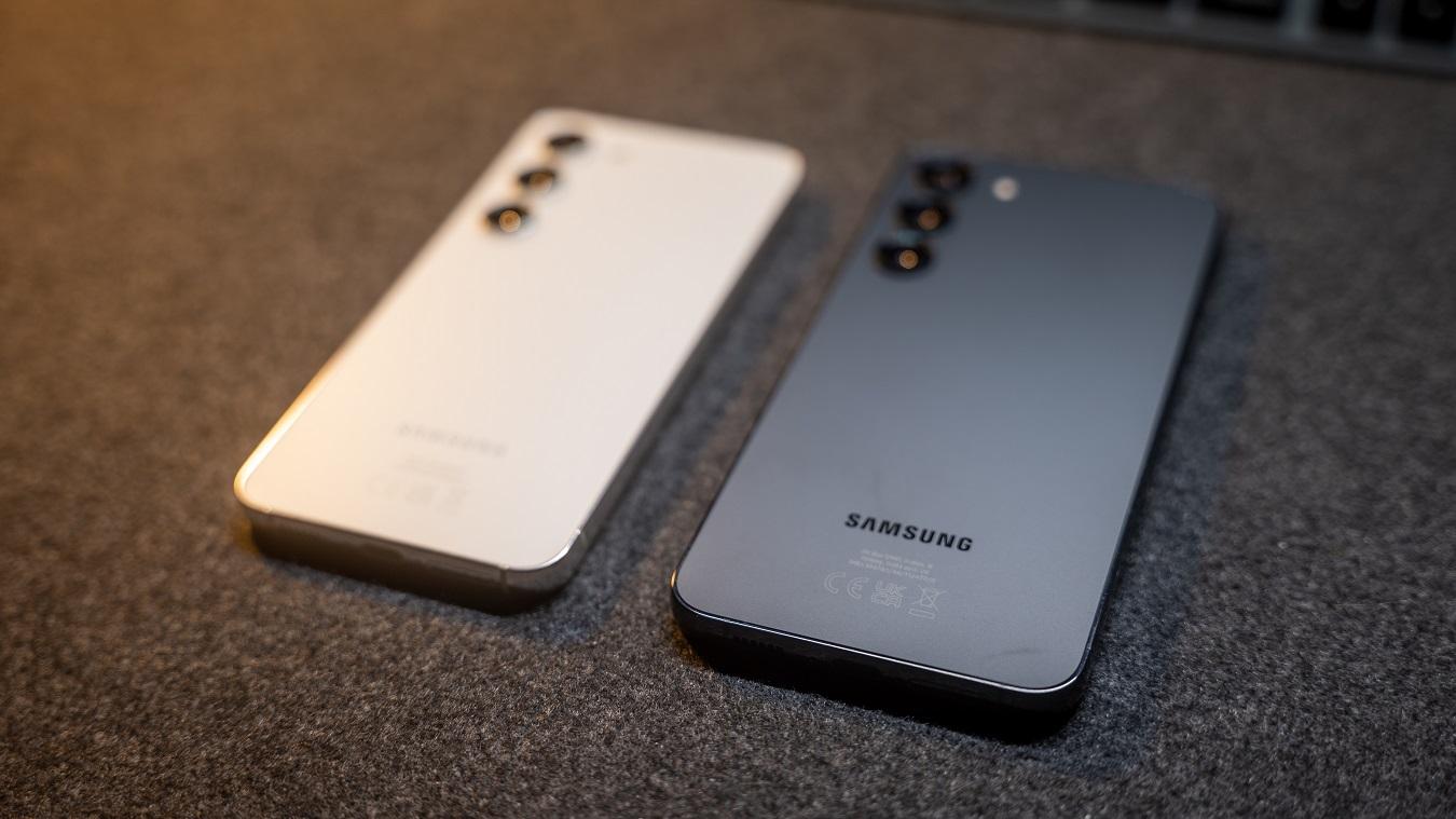 Smartphone Samsung Galaxy S23 en blanco y gris