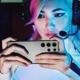 Chica gamer juega con el Samsung Galaxy S23 Ultra