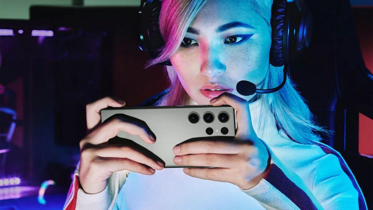 Chica gamer juega con el Samsung Galaxy S23 Ultra