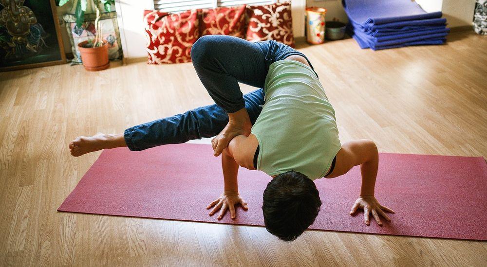 Practicando yoga dentro de la casa