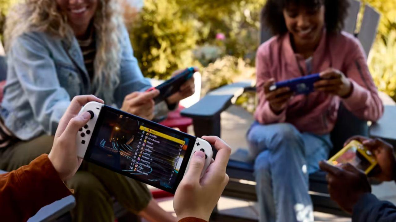 Amigos jugando a la Nintendo Switch OLED