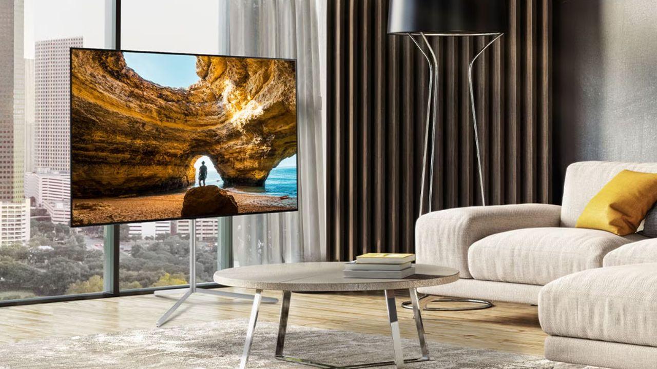 La Smart TV LG OLED65B36LA utilizando su sistema de peana