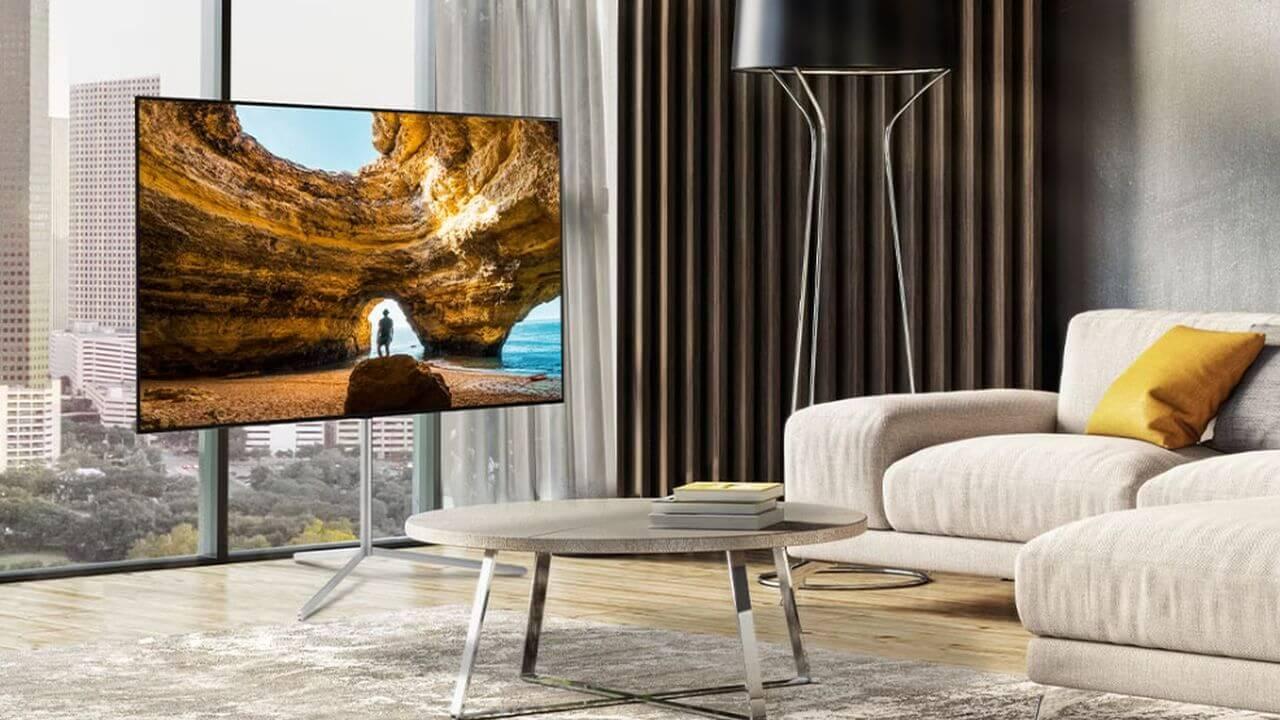 Modelo de Smart TV LG OLED77B36LA en una casa de lujo