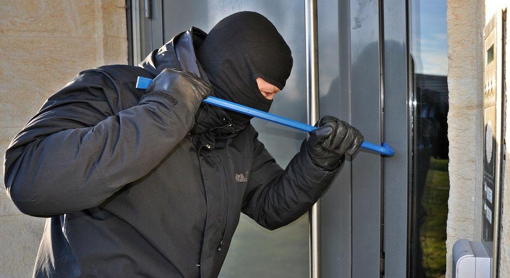 Ladrón usa una palanca para entrar en una vivienda