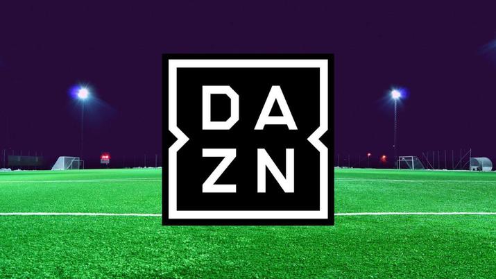 Logo del servicio DAZN sobre el césped de un campo de fútbol
