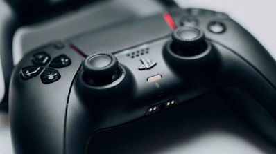 Mando negro DualSense de la consola PlayStation 5