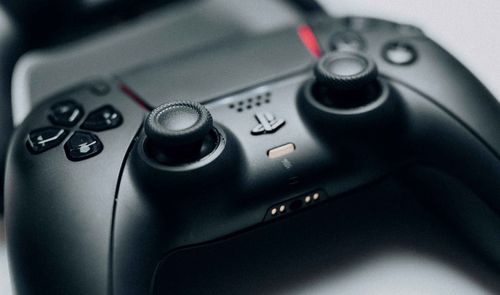 Mando negro DualSense de la consola PlayStation 5