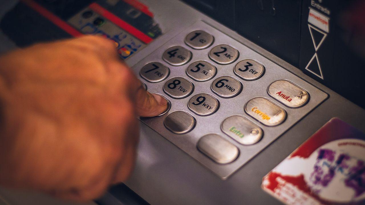 Introduciendo dígitos en el cajero automático
