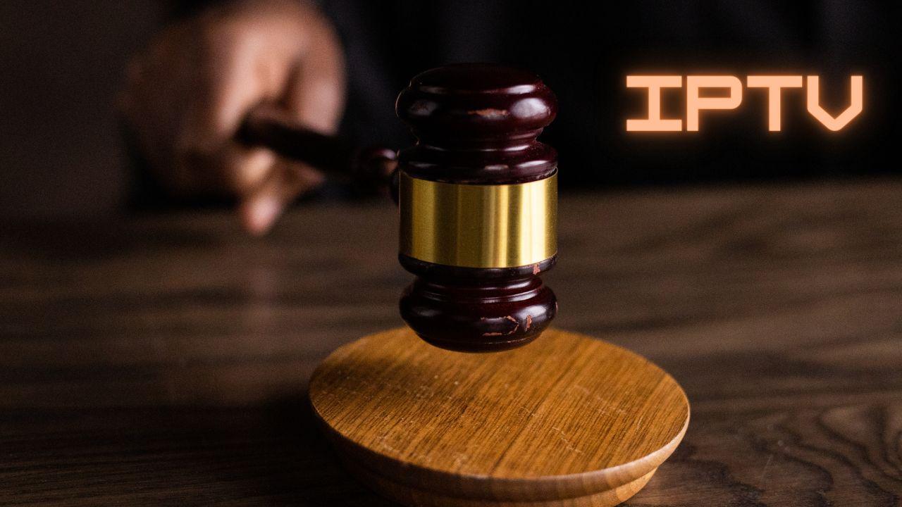 Un juez marcando sentencia por delito de IPTV