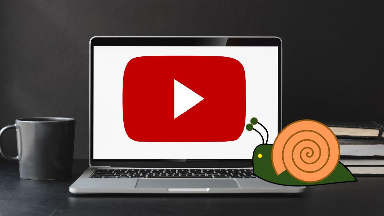Portátil con logo de YouTube y caracol