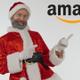 Papá Noel apuntando con los dedos hacia un logo de Amazon