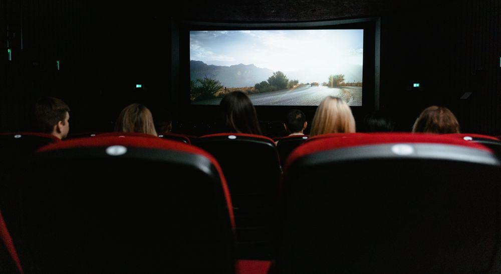 Grupo de personas viendo una película en el cine