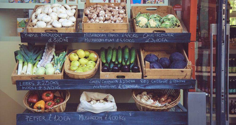 Verduras frescas en un puesto de venta