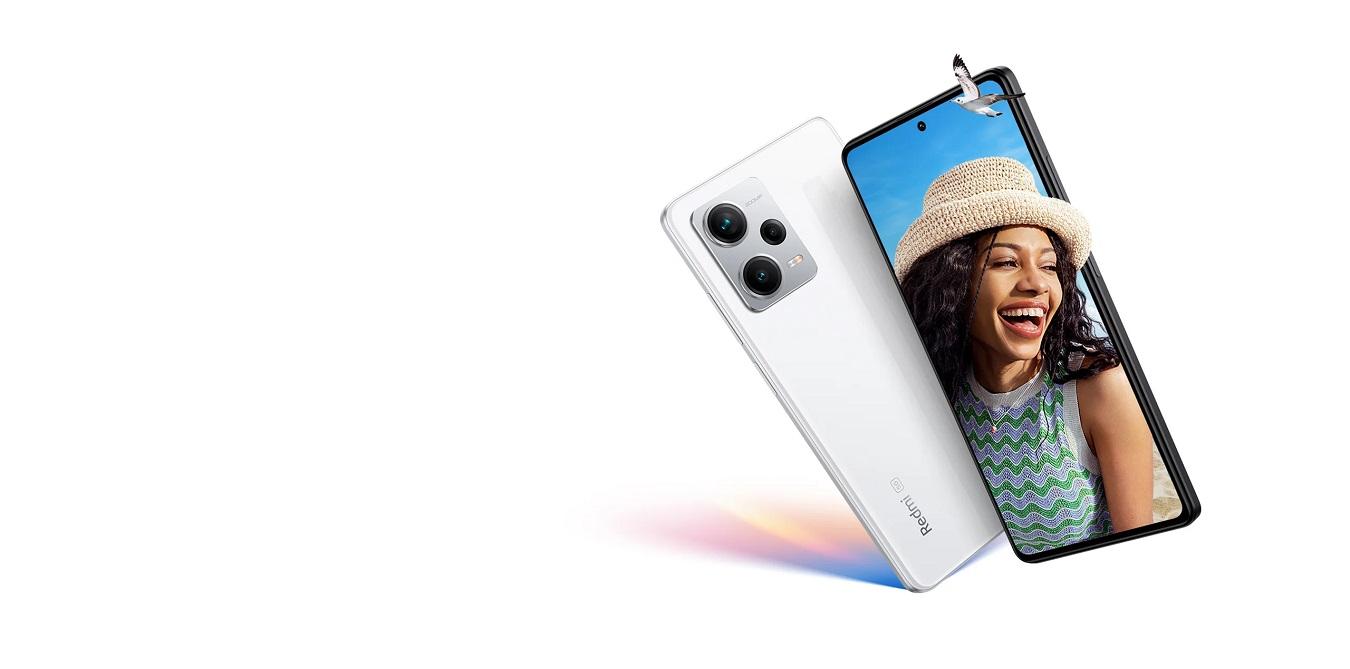 Redmi Note 12 Pro + 5G movil en color blanco con mujer sonriente en la pantalla