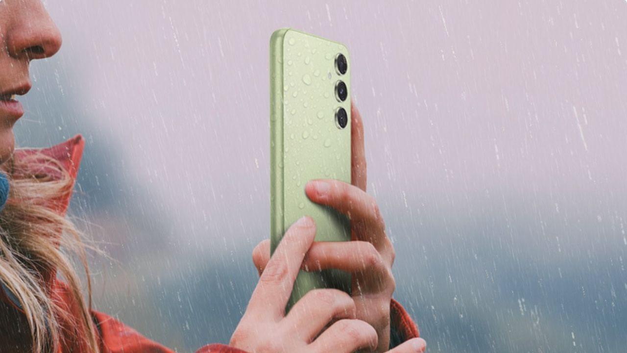 Usando el móvil Samsung Galaxy A54 bajo la lluvia