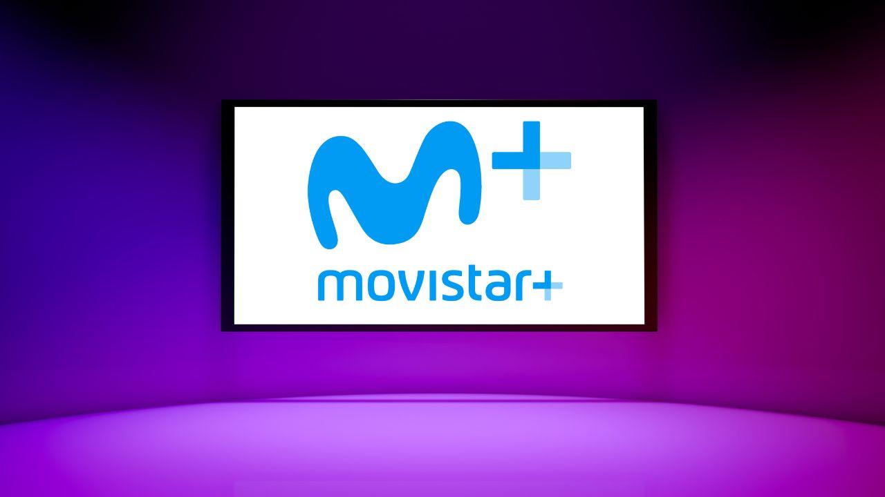 Logo de Movistar Plus+ en una Smart TV sobre fondo violeta