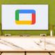 Una televisión Smart con el logo gráfico de Google TV