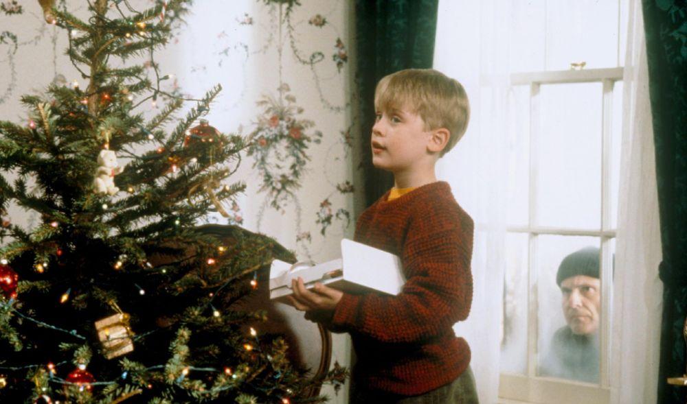 Decorando el árbol de Navidad en la película Solo en casa
