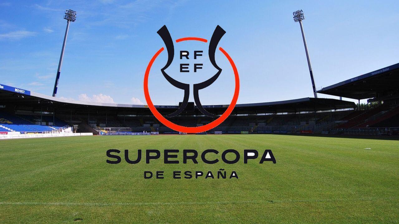 El logo de la Supercopa de España en un campo de fútbol