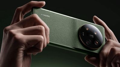 Manos usando el Xiaomi 13 Ultra para hacer fotos