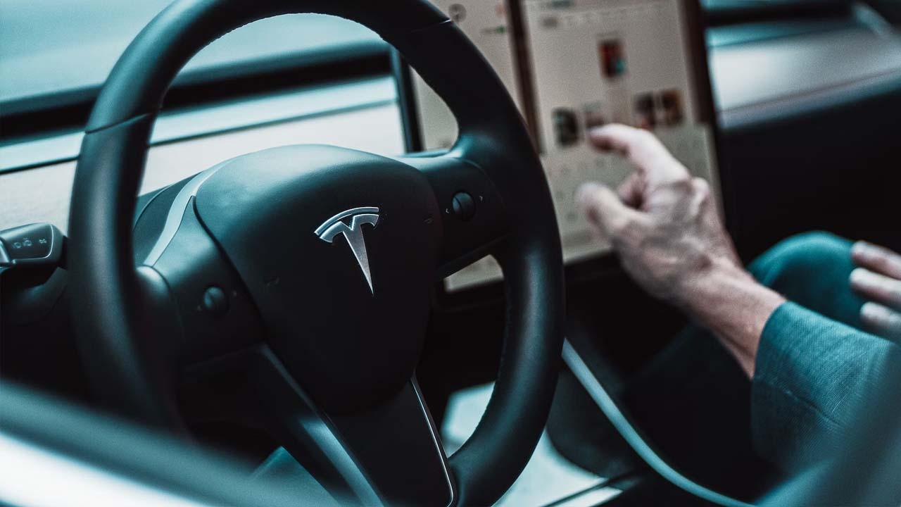 Volante de un coche eléctrico de la marca Tesla
