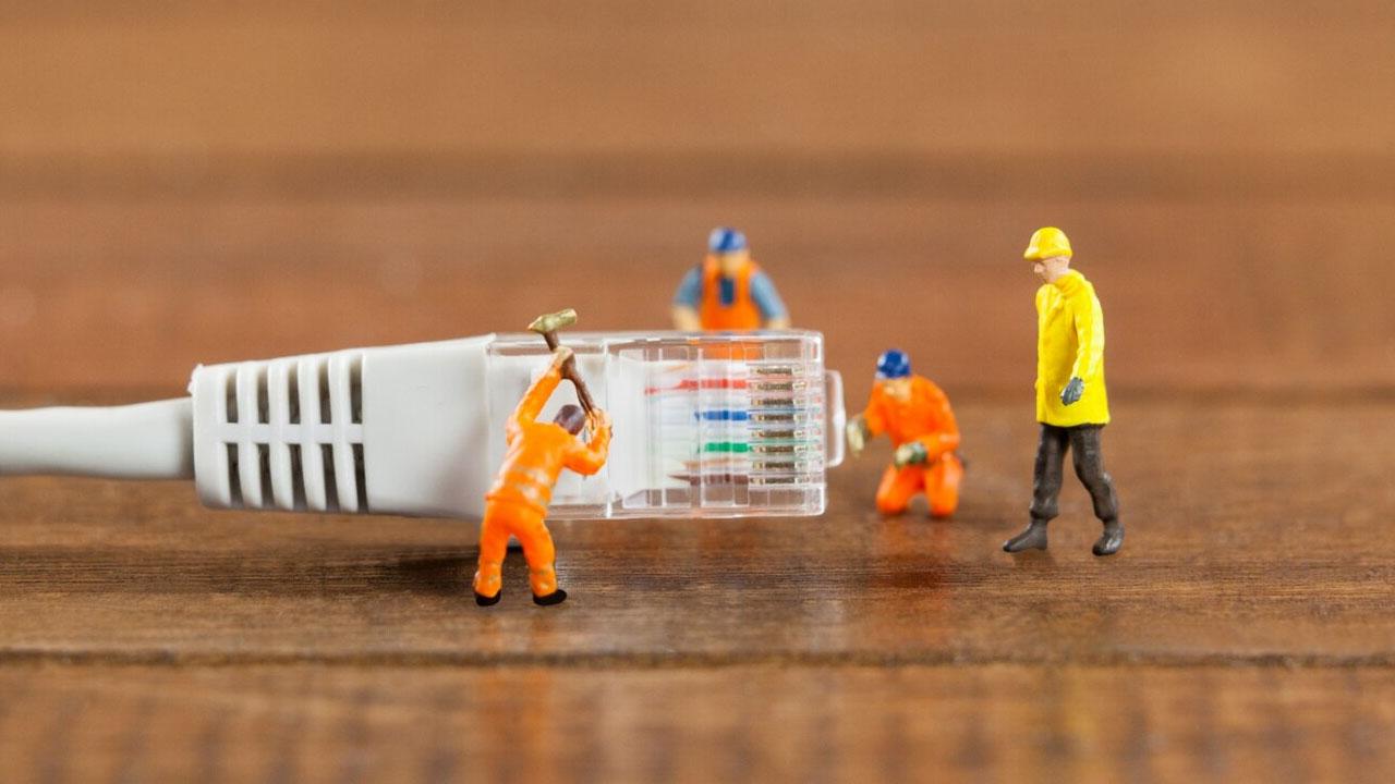 operarios conectando un cable de red