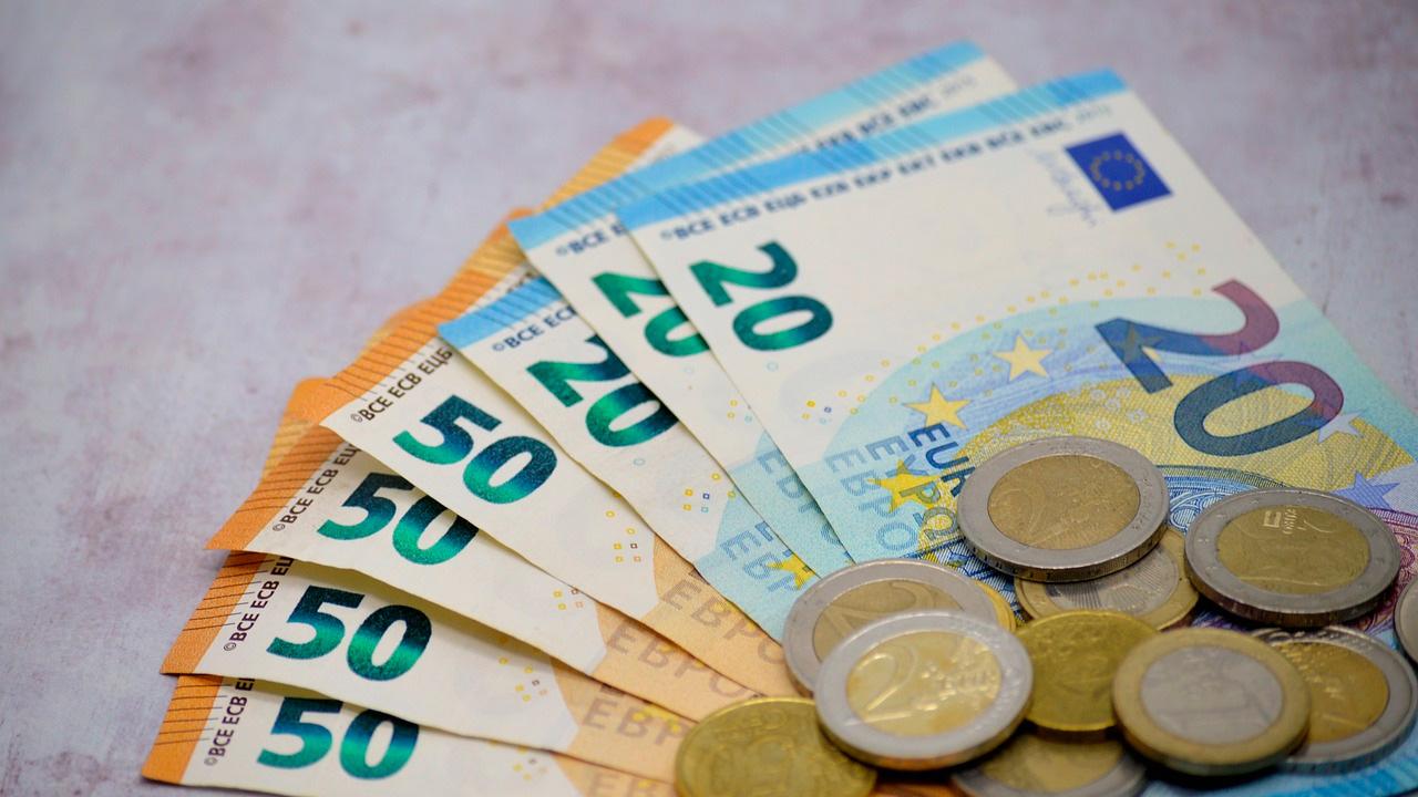 billetes de 20 y 50 euros junto a monedas