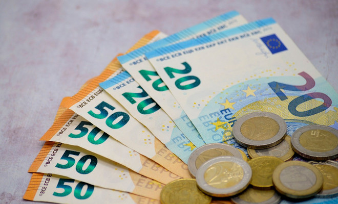 billetes de 20 y 50 euros junto a monedas