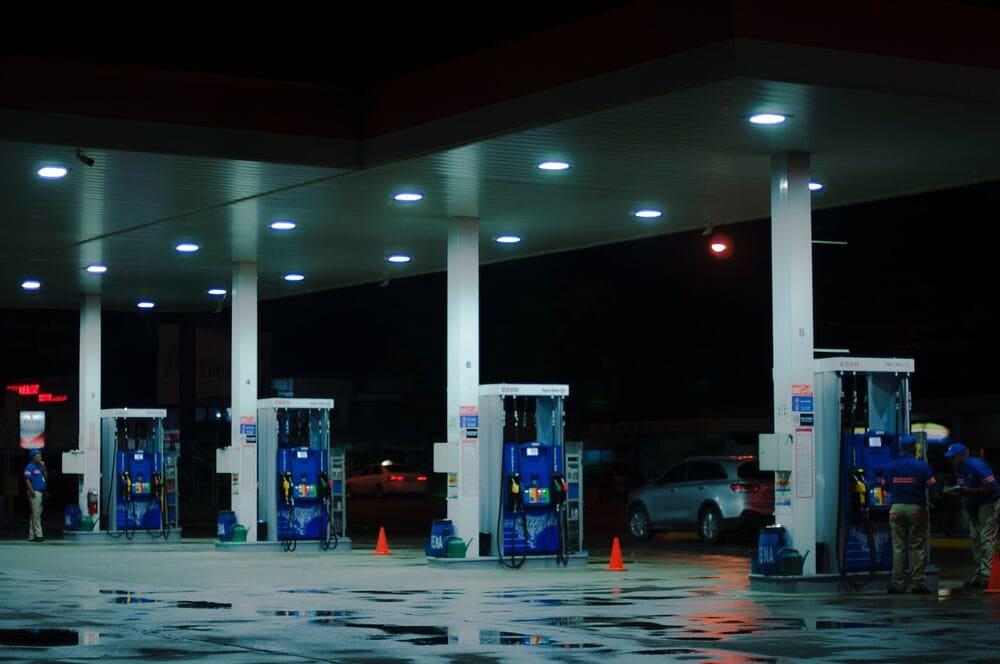 estación de gasolina por la noche