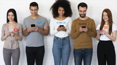 grupo de personas con el móvil